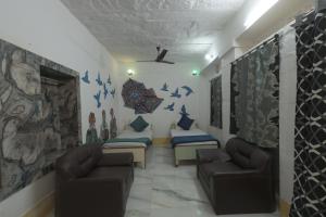 Khu vực ghế ngồi tại Deepak Hotel & Restaurant