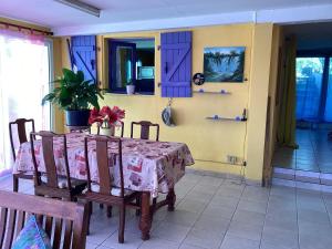 a dining room with a table with a pink table cloth at Échappée belle in Le Tampon