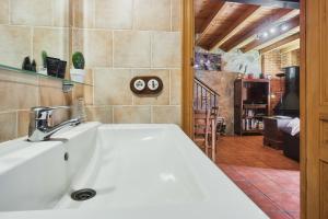 Un baño con un lavabo blanco en una habitación. en Entre Valles, en Benllera