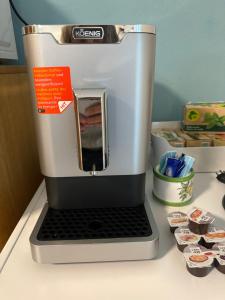 a coffee maker sitting on top of a counter at Gabi's Wolfühloase in Balerna