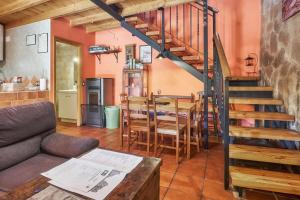 sala de estar con escalera y mesa en Entre Valles, en Benllera