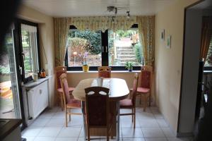 a dining room with a table and chairs and a window at Ferienwohnung Diester Riegelsberg in Walpershofen