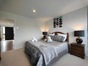 Un dormitorio con una cama con dos almohadas encima. en Fiordlands Finest, en Te Anau