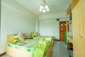 Postel nebo postele na pokoji v ubytování Tat Hotel