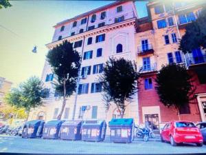 una fila de baños portátiles frente a un edificio en Moya Suites 2 - SPA in Camera, en Roma