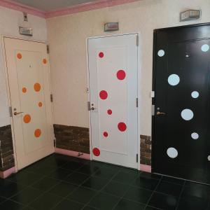 a room with two doors with polka dots on them at ホテルコメット in Kurashiki +30 photos