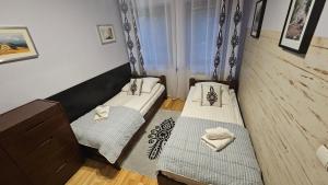 Posteľ alebo postele v izbe v ubytovaní Apartament Bystra Woda 28 z garażem