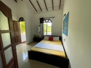 a bedroom with a bed in a room at Ceylon Sungarden in Habaraduwa Central