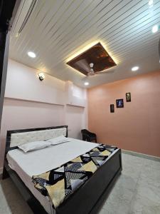 Postel nebo postele na pokoji v ubytování Shri Mahaveer Residency
