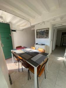 une salle à manger avec une table et des chaises dans l'établissement Appartamento Rustico nel centro storico, à Urbania