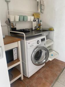 - un lave-linge dans la cuisine avec un comptoir dans l'établissement Appartamento Rustico nel centro storico, à Urbania