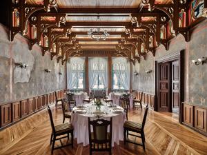a large dining room with a table and chairs at Pałac Potockich w Będlewie in Będlewo