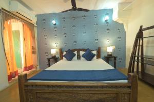 Giường trong phòng chung tại Deepak Hotel & Restaurant