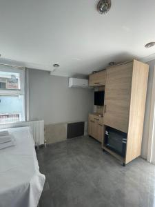 TV a/nebo společenská místnost v ubytování moonlight hotel + 35 fotografií