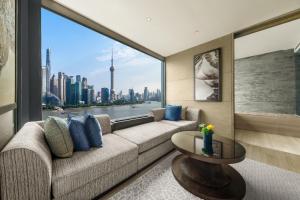 Χώρος καθιστικού στο Banyantree Shanghai On the Bund - Tales rooftop bar boasts a jaw-dropping panoramic vista