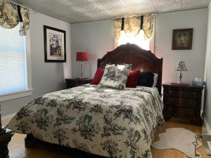 フォート・エリーにあるTHE YORK HOUSE BOUTIQUE stayの大きなベッドと窓のある寝室