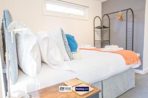 a bedroom with a bed with white sheets and pillows at Compact 1BR Studio, Fast Wi-Fi & Kitchenette, Great for Short Stays & Monthly Bookings in Little Marlow