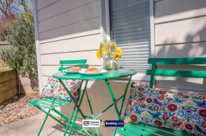Kuvagallerian kuva majoituspaikasta Compact 1BR Studio, Fast Wi-Fi & Kitchenette, Great for Short Stays & Monthly Bookings, joka sijaitsee kohteessa Little Marlow