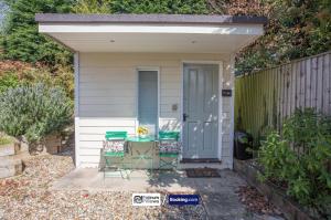 Kuvagallerian kuva majoituspaikasta Compact 1BR Studio, Fast Wi-Fi & Kitchenette, Great for Short Stays & Monthly Bookings, joka sijaitsee kohteessa Little Marlow