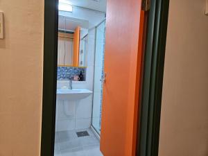 ソウルにあるGangnam Yeoksam Station Full-option Remodeling New Houseのバスルーム(シャワー、シンク付) +26枚の写真