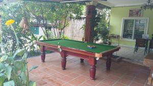 Biliár nebo kulečník v ubytování Mabuhay Guesthouse Kampot