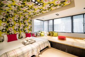 a bedroom with a bed with a teddy bear on it at 百吉家Chez Poky in Hsin-t'ing