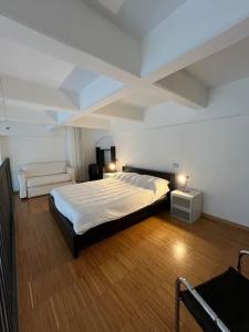 Un dormitorio con una cama grande en una habitación. en loft industrial revival, en Milán