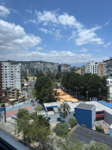 uma vista para uma cidade com edifícios e árvores em Suite amoblada con aparcamiento privado excelente vista y ubicación! Sector La Carolina em Quito mais 23 fotografias
