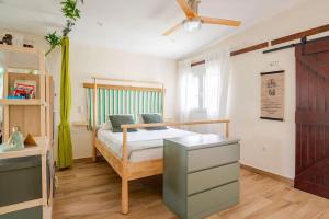 Ένα ή περισσότερα κρεβάτια σε δωμάτιο στο Guest house with shared pool. +34 φωτογραφίες