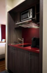 Kuchyň nebo kuchyňský kout v ubytování Leonardo Hotel Muenchen City West