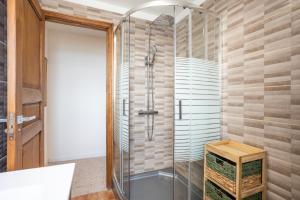 una doccia con una porta in vetro in un bagno di Calima de Jover a La Laguna Altre 27 foto