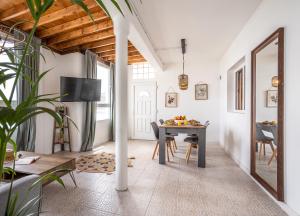 un soggiorno con un tavolo e una sala da pranzo di Calima de Jover a La Laguna