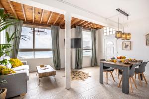 un soggiorno con un tavolo e un divano di Calima de Jover a La Laguna