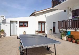un tavolo da ping pong nel cortile di una casa di Villa com 4 apartamentos ad Apúlia