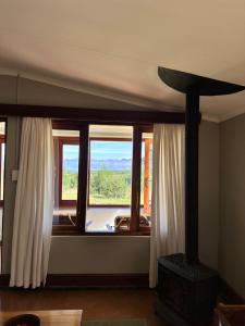 Habitación con ventana grande y fogones. en Drakensberg Mountain Retreat, en Bergville
