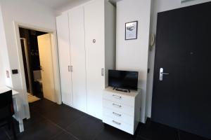 Habitación con TV en un tocador con TV en Apartment near train station, en Luxemburgo