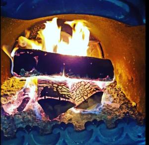 a fire inside of an oven with flames in it at Au Refuge de Blanche in Verchères
