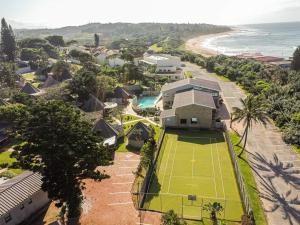 een luchtzicht op een huis met een tennisbaan bij Banana Beach B4 in Melville