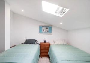una camera da letto con due letti e un comò di Villa com 4 apartamentos ad Apúlia Altre 34 foto