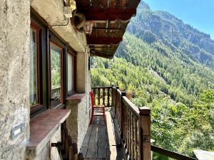 ein Balkon mit Blick auf die Berge in der Unterkunft Cozy Three-Room Apartment with Mountain View & Parking - Ussin Chalet - Valtournenche in Chamois