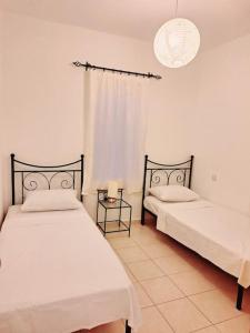 ein Schlafzimmer mit zwei Betten und einem Fenster in der Unterkunft Mountain Seaview Penthouse in a Holiday Village 10 in Ayios Yeoryios + 58 Fotos