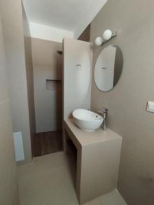 Koupelna v ubytování Tamaris Suites + 37 fotografií