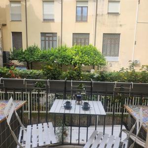 una mesa y sillas con una tetera en Pomona Guest House, en Salerno