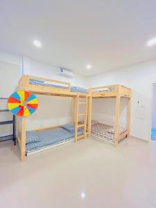 Un pat sau paturi într-o cameră la Victoria Poolvilla Pattaya by Chon