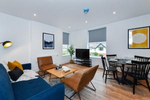 een woonkamer met een blauwe bank en een tafel bij Charming 2Bed Flat - Spacious & Prime Location in Nottingham