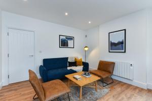 een woonkamer met een blauwe bank en stoelen bij Charming 2Bed Flat - Spacious & Prime Location in Nottingham +12 foto's
