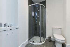 een douche in een badkamer met toilet en wastafel bij Charming 2Bed Flat - Spacious & Prime Location in Nottingham