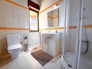 een badkamer met toilet, wastafel en douche bij Big Private Room W bathroom in Oeiras
