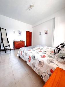 een slaapkamer met een bed met een dekbed erop bij Big Private Room W bathroom in Oeiras