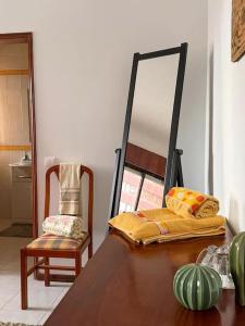 een spiegel in een kamer met een stoel en een tafel bij Big Private Room W bathroom in Oeiras
